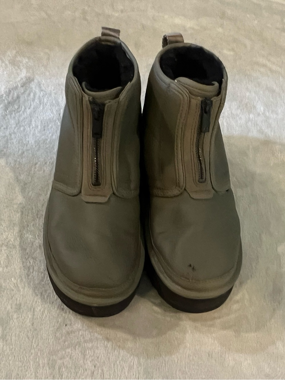 Uggs Women’s Neumel platform zip chukka boots Size 8 in Olive / dark green